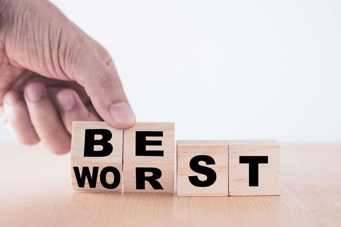 「ワースト」から「ベスト」に文言を変更するための木製のブロックを反転する手