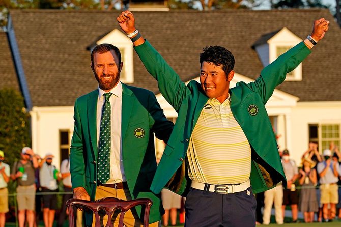 米ジョージア州オーガスタで行われたマスターズゴルフトーナメント終了後、グリーンジャケットを受け取る松山英樹選手