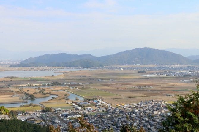 二ノ丸から東。右奥の山が観音寺城