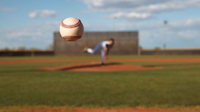 ピッチャーがホームに投球