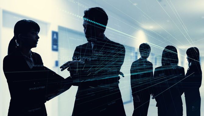 仕事の話をする人たちのシルエット