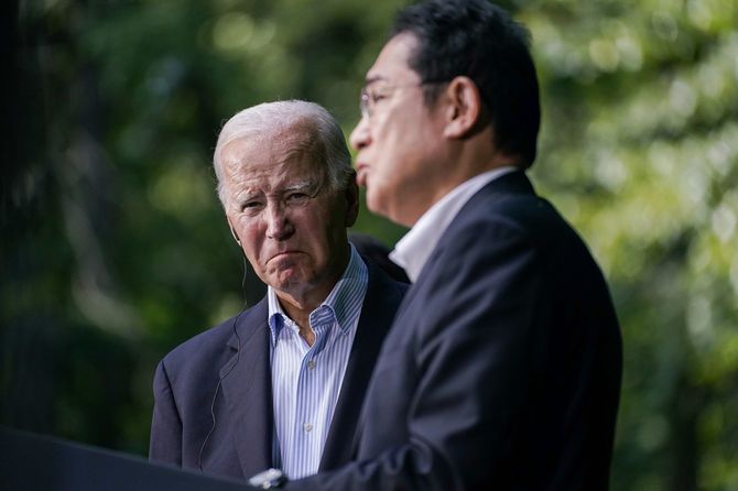 日米韓首脳会談の共同記者会見で、日本の岸田文雄首相を見つめるジョー・バイデン米国大統領