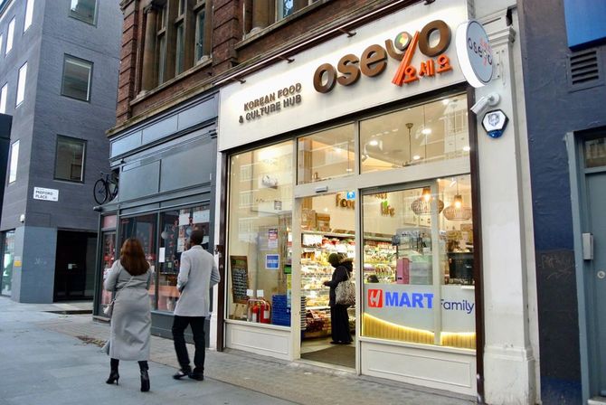 アジア系のスーパーではLittle Moonsだけでなくいろいろなブランドの餅アイスがそろう。