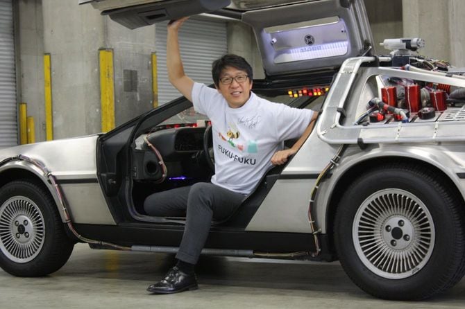 2015年10月21日、バイオエタノール燃料を使ったデロリアン走行イベントを実現。写真はイベントで使用された実際の車と岩元美智彦会長。