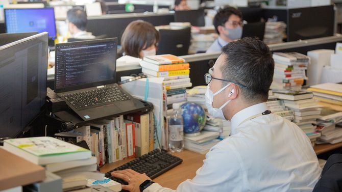 オフィスでの仕事の様子