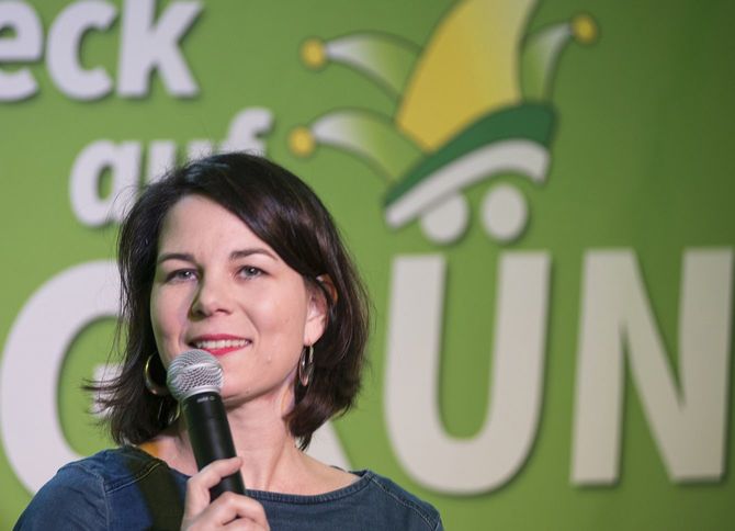 2018年2月14日、集会に参加する同盟90／緑の党のアンナレーナ・ベーアボック氏