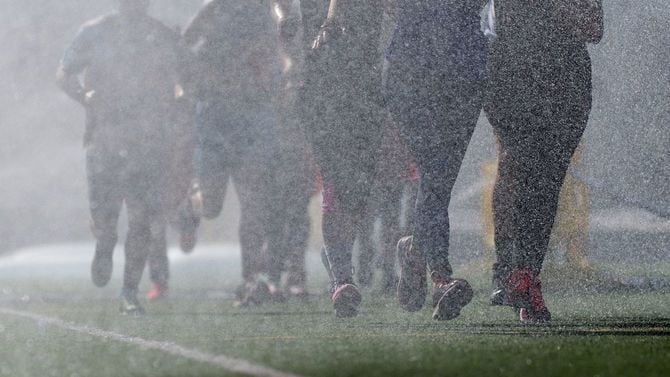 雨の中練習するマラソンチーム