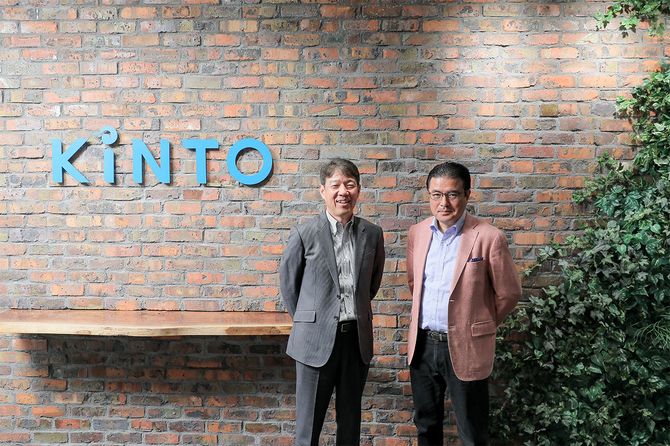 KINTOの小寺信也社長（左）と立教大学ビジネススクールの田中道昭教授（右）