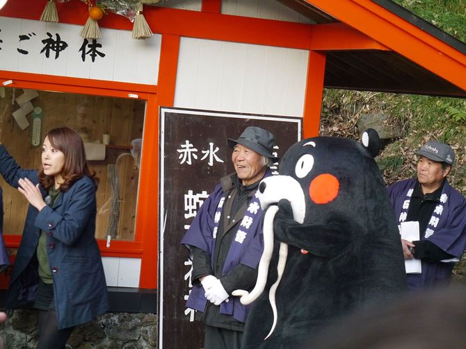 いまから十数年前のテレビ公開収録の一コマ。くまモンはご神体のヘビを食べようとして怒られた