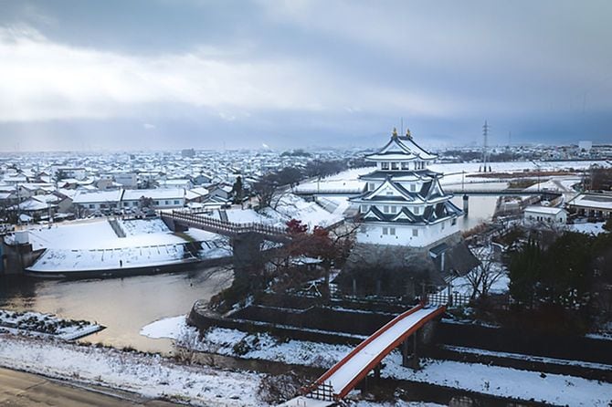 長良川流域に再建された墨俣一夜城（大垣市墨俣歴史資料館）は、ご覧のように模擬天守を備えている。