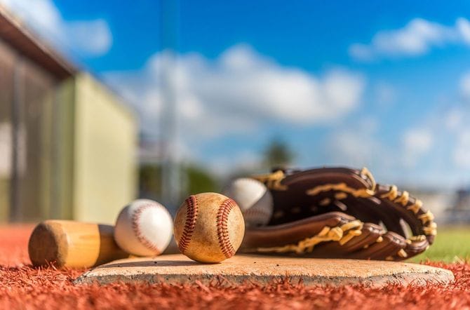 晴れた朝に野球のバット、手袋、ボール