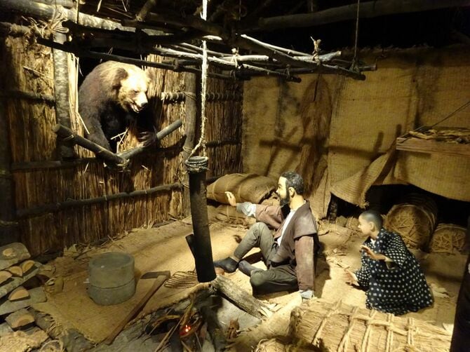苫前町郷土資料館のジオラマ展示。ヒグマ襲撃の場面を復元