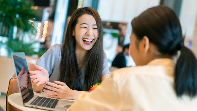 クライアントに新規プロジェクトを笑顔で紹介するビジネスウーマン