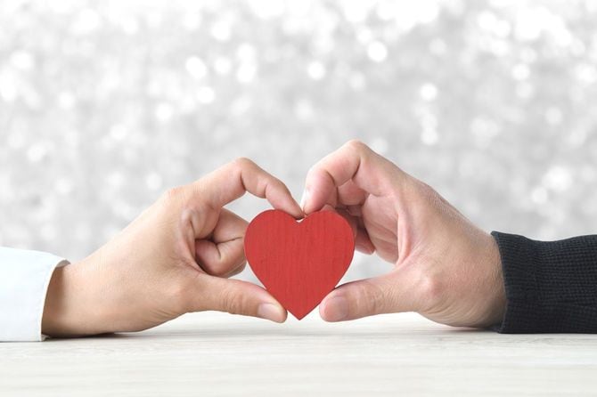 男性と女性の手が持つハート