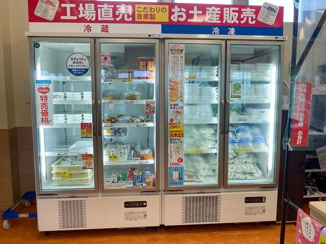 テイクアウト商品を並べた冷蔵庫が店内に設置されている