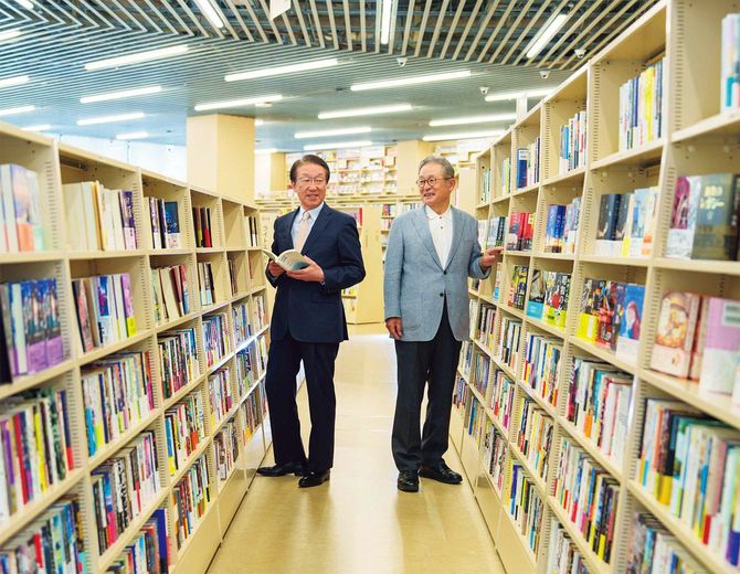 東京・神保町の三省堂書店にて。江上さんの新作を片手に。