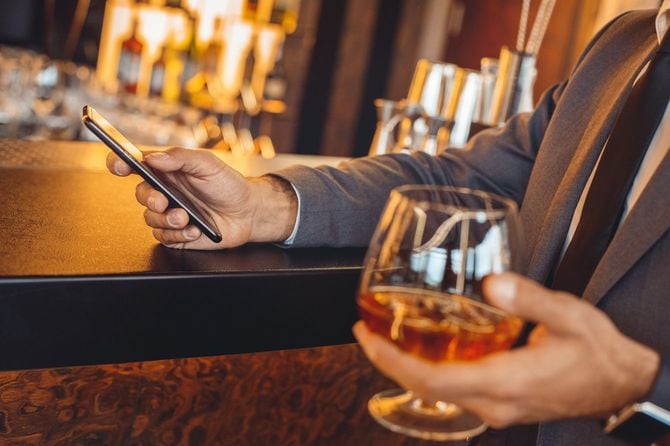 バーカウンターに立つビジネスマン