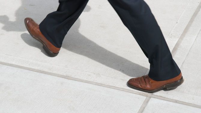足早に歩く男性の足元