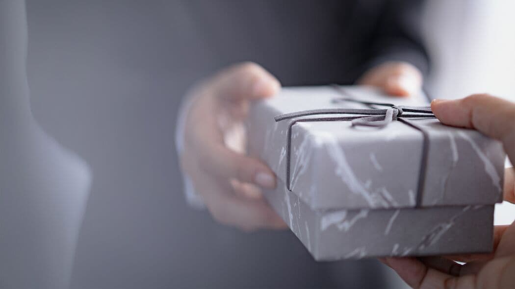 ｢手土産のお菓子｣でセンスがバレる…｢仕事のデキる人｣が取引先に持っていく"予算5000円の品" 謝罪の品なら｢切腹最中｣が人気