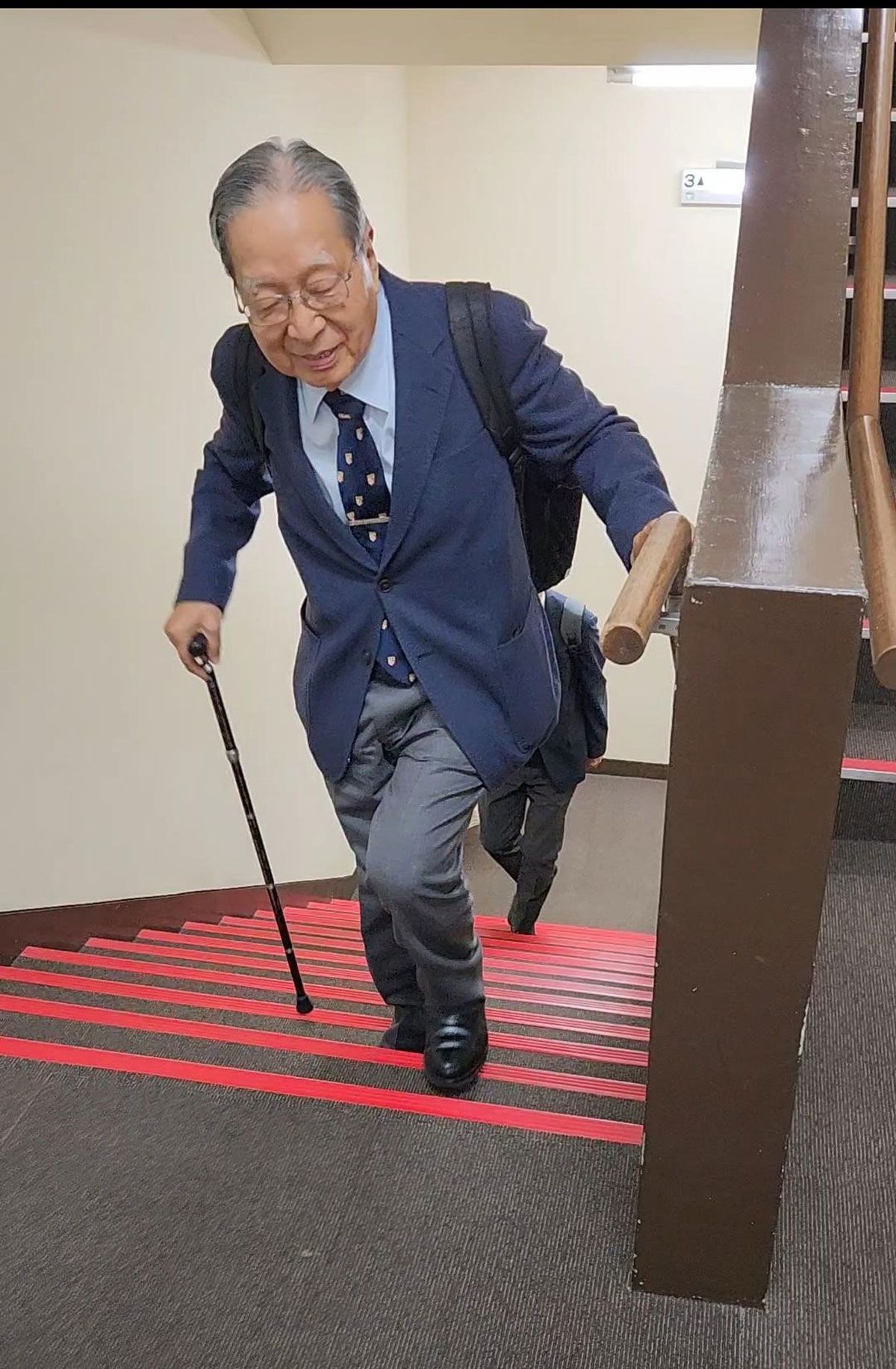 【写真2】92歳、3階の研究室までの移動はなんと……