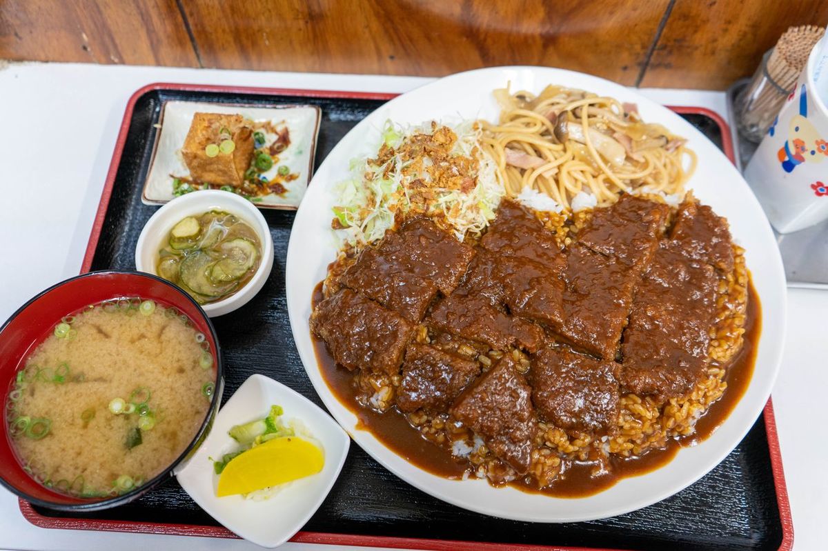 ご飯に合うようにソースはカツオ、昆布、サバ、アゴの出汁、みそなどを加えた