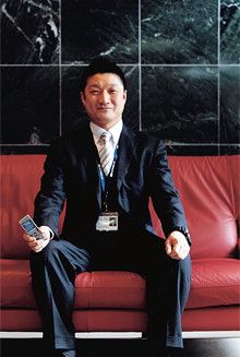 <strong>高島謙一</strong>●専務執行役員営業本部本部長兼営業推進部部長。1965年、北海道生まれ。86年北海学園大学経済学部卒業。製薬会社を経て旧DDIに入社。北海道支店や本社で法人営業を担当。2000年イー・アクセスに転じ、06年より現職。