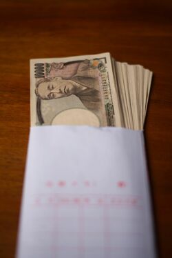 たくさんの1万円札が入った封筒