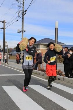 米俵を担いで走る参加者