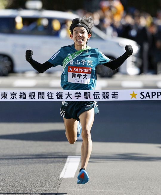 往路優勝を果たし、ガッツポーズでゴールする青学大の黒田朝日＝神奈川県箱根町