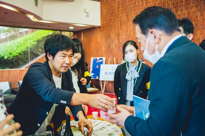 日本酒ベンチャーであるナオライ創業者の三宅紘一郎氏も登壇。休憩時間中にはロビーで主力商品「浄酎」の試飲会を行っていた