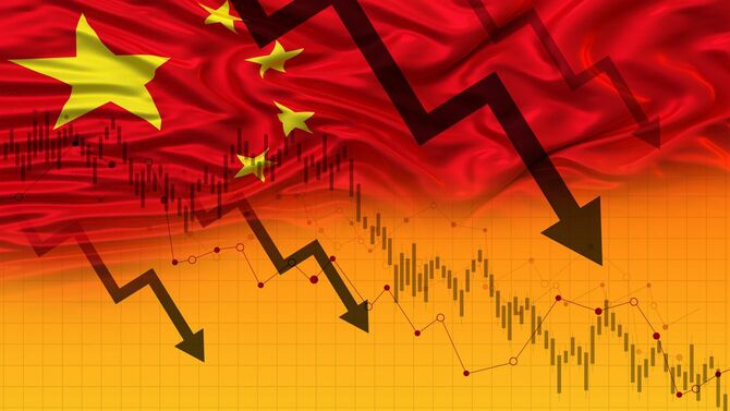 中国国旗の背景にビジネスチャートの矢印