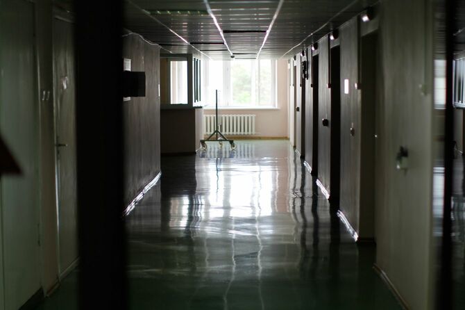 暗い病院の廊下
