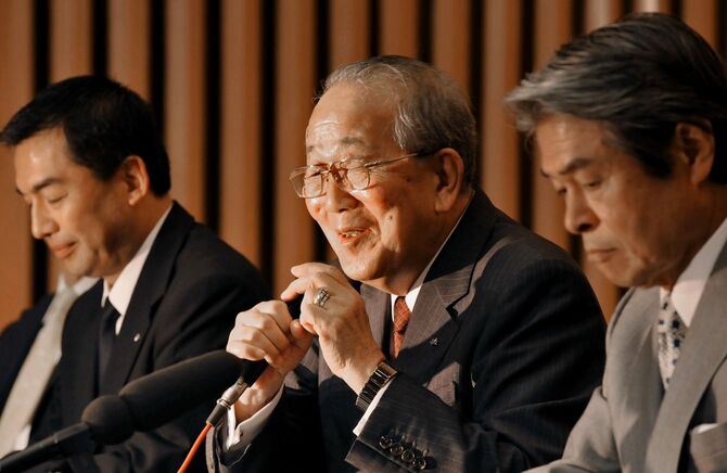 JAL会長就任後の2010年8月31日、東京で記者会見し、質問に笑顔で答える日本航空の稲盛和夫会長