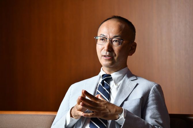 インタビューに応じる前週刊文春編集局長、「文藝春秋」編集長の新谷学さん