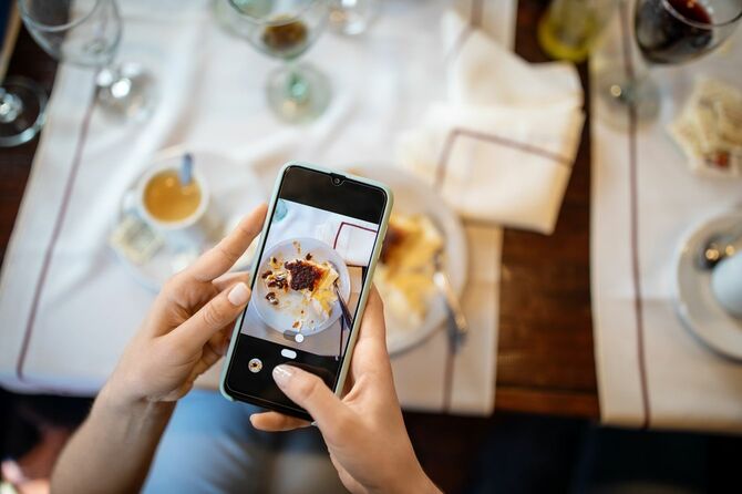 食べ物を撮影する人