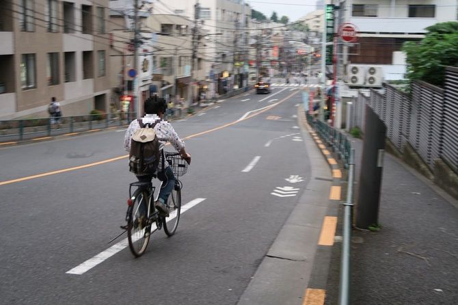 車道の左側に示された「自転車ナビマーク」を無視して逆走する自転車