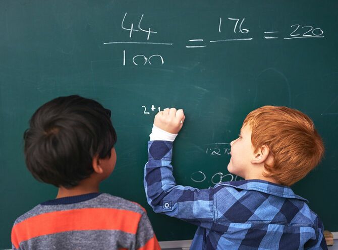 黒板で算数の問題を解く子供