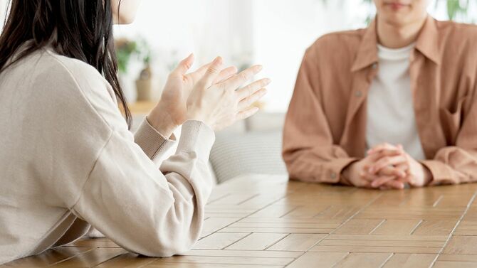 リビングルームで真剣な会話をしているカップル