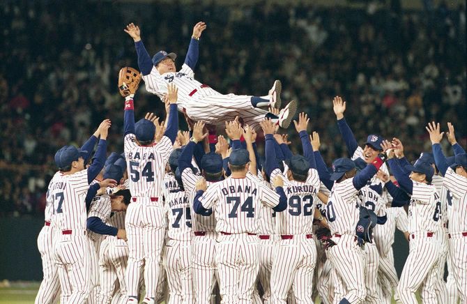プロ野球日本シリーズ第5戦・ヤクルト―西武/胴上げされる野村監督
