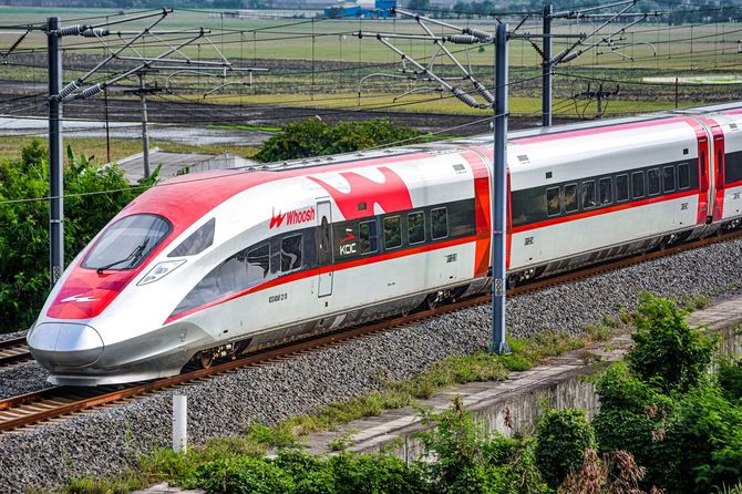 テガルアール駅からハリム駅へ向かうインドネシアの高速鉄道「Whoosh」で運用されている「KCIC 400-5」