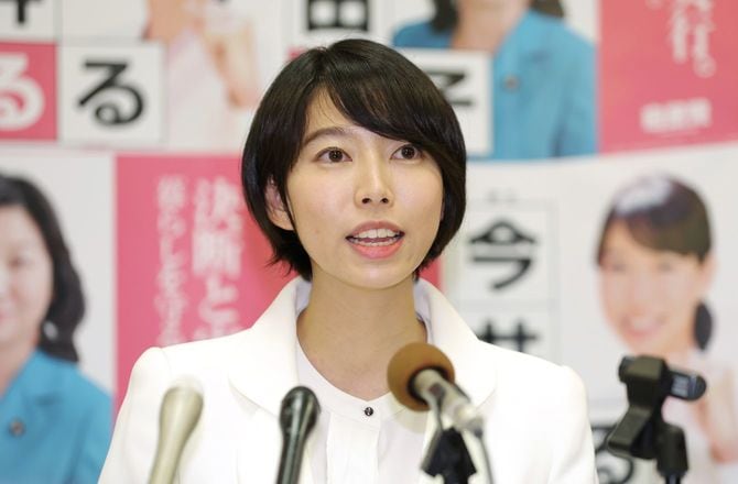 記者会見で岐阜県議選への出馬表明をした今井瑠々氏(中央)。左は野田聖子衆院議員=2023年1月13日、岐阜市