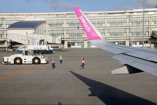 那覇空港で見送りを受けて出発へ