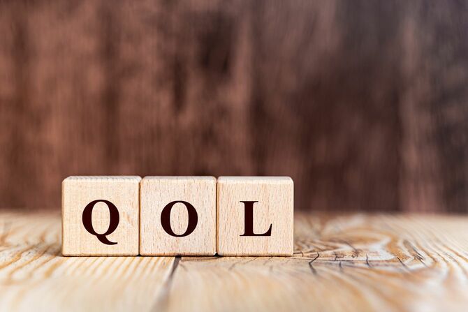 QOLと描かれた木製ブロック