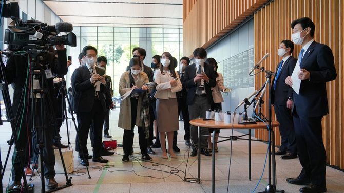 新型コロナウイルスの専門家らによる基本的対処方針分科会を終え、記者団の取材に応じる西村康稔経済再生担当相（右）＝2021年4月16日午前、東京都千代田区