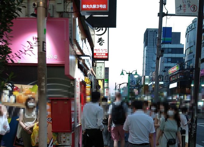 新大久保は歩けないほどの人通り