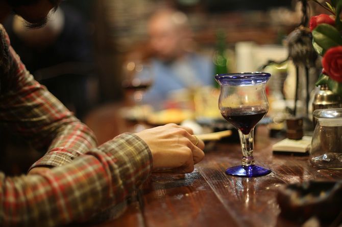 バーでリラックス