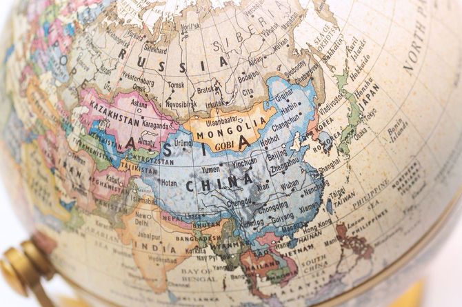 地球儀上のユーラシア大陸が真ん中に見える位置