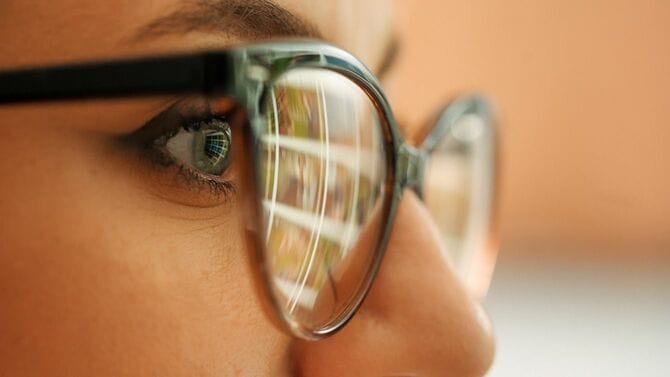 コンピューターの画面を見る人