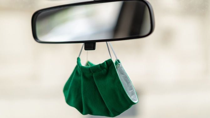 バックミラーにマスク