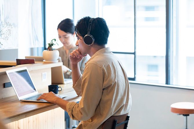 カフェでリモートワークをしている男女